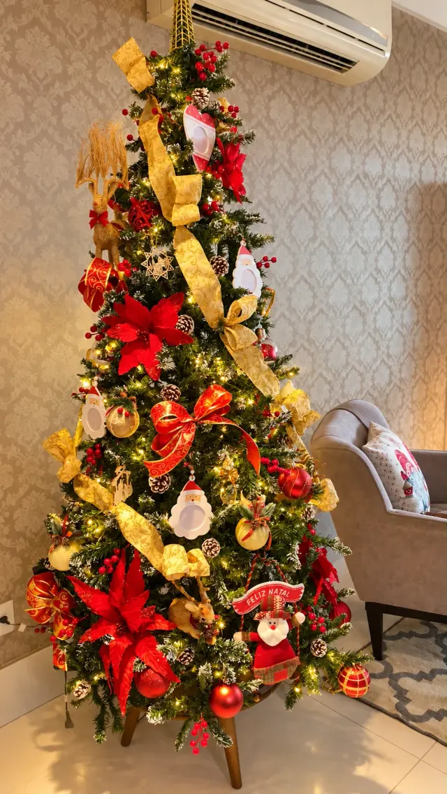 Laços e ornamentos em uma decoração clássica de Natal.
