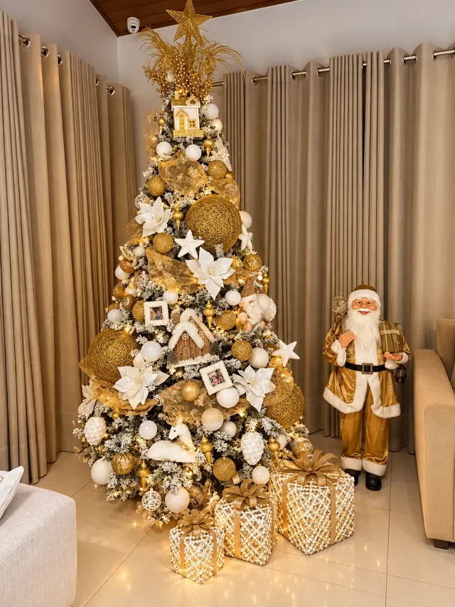 Árvore de Natal em tons claros e dourados em um ambiente acolhedor.