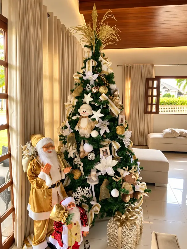 Árvore de Natal branca e dourada com personagens, presentes e elementos afetivos.